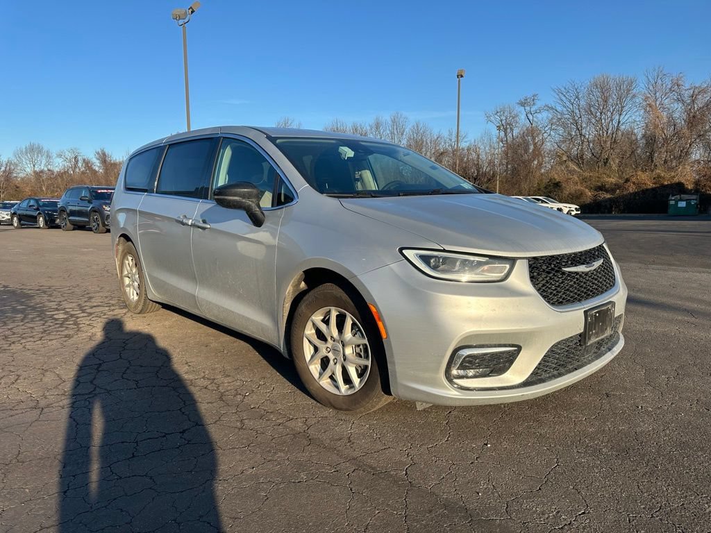 Used 2024 Chrysler Pacifica Touring-L FWD image 6