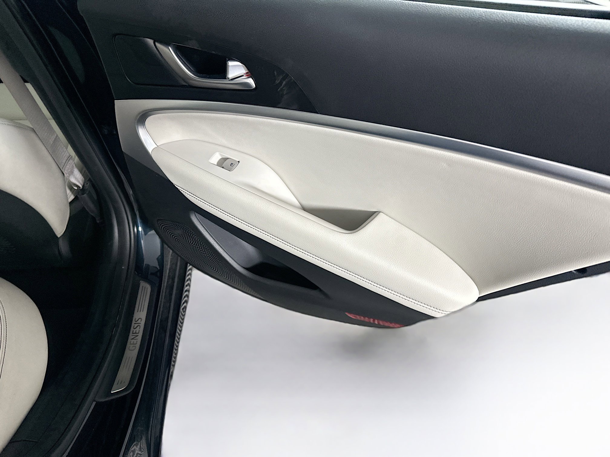 Used 2025 Genesis G70 2.5T image 30