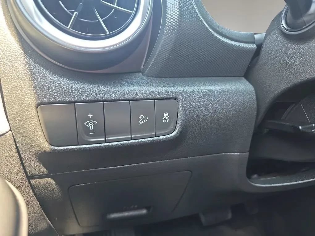 Used 2023 Hyundai Kona Limited AWD/4WD image 24