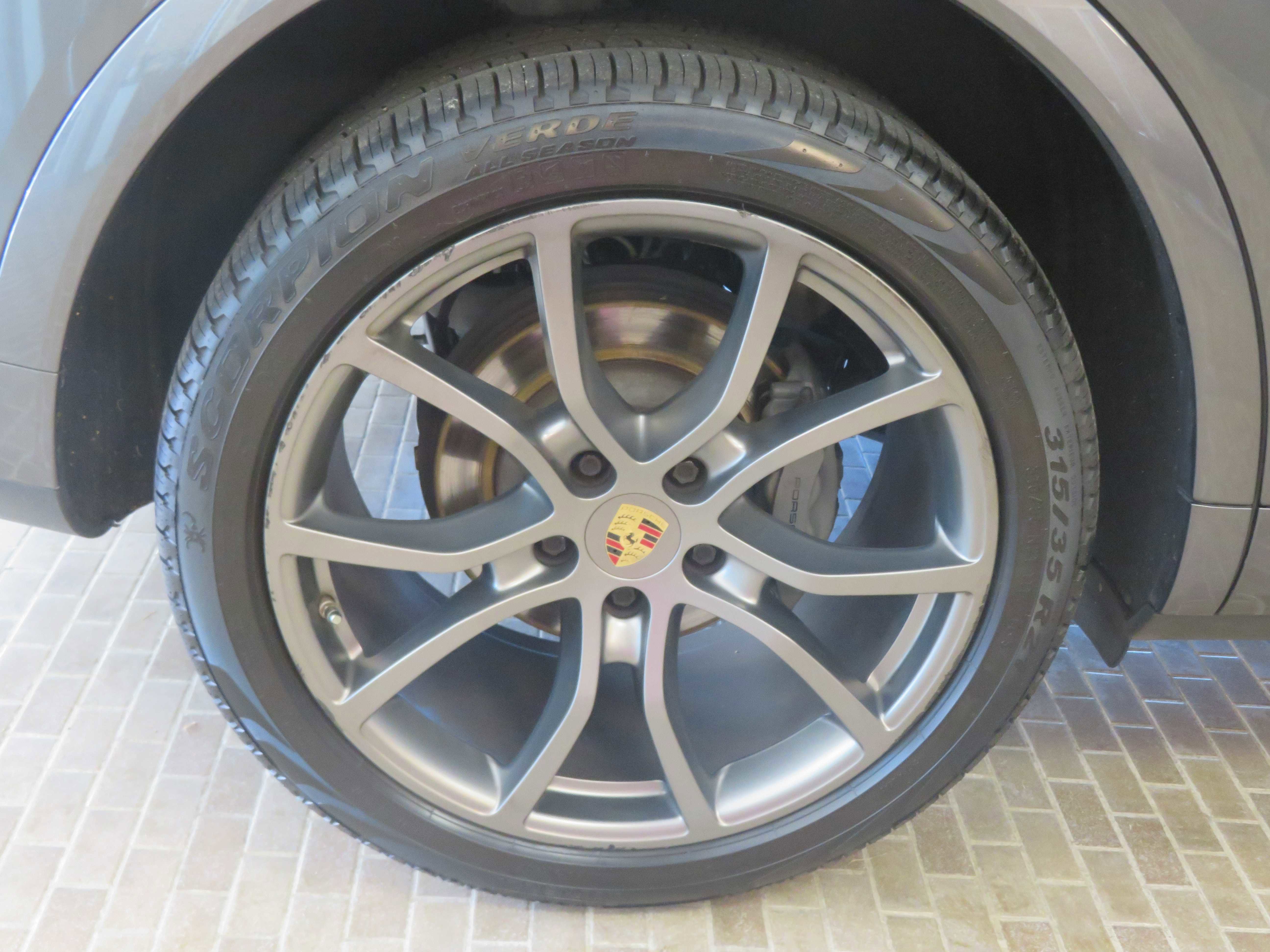 Used 2020 Porsche Cayenne S image 9