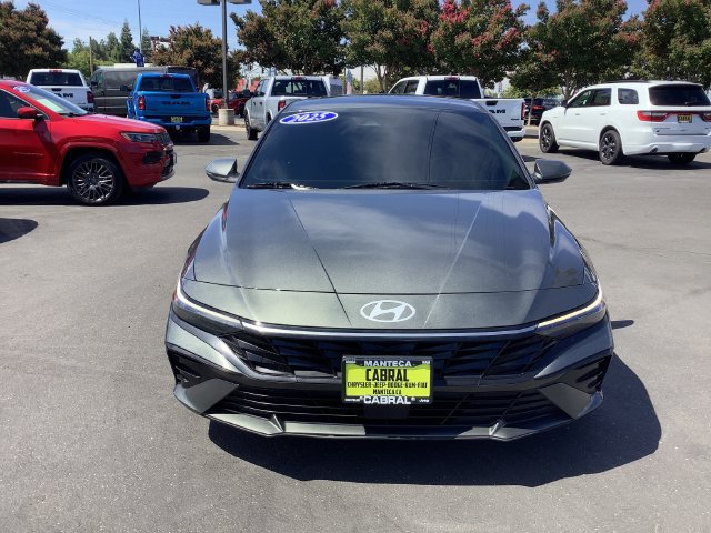 Used 2025 Hyundai Elantra Limited FWD image 4