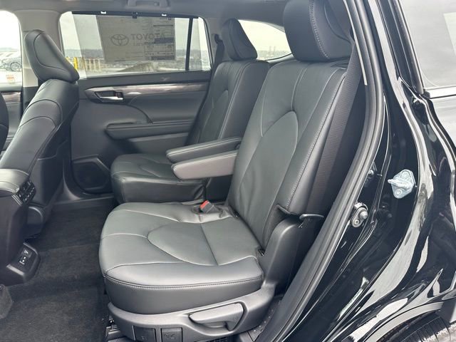 New 2026 Toyota Highlander Platinum image 11