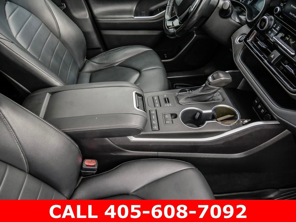 Used 2021 Toyota Highlander XLE AWD/4WD image 16