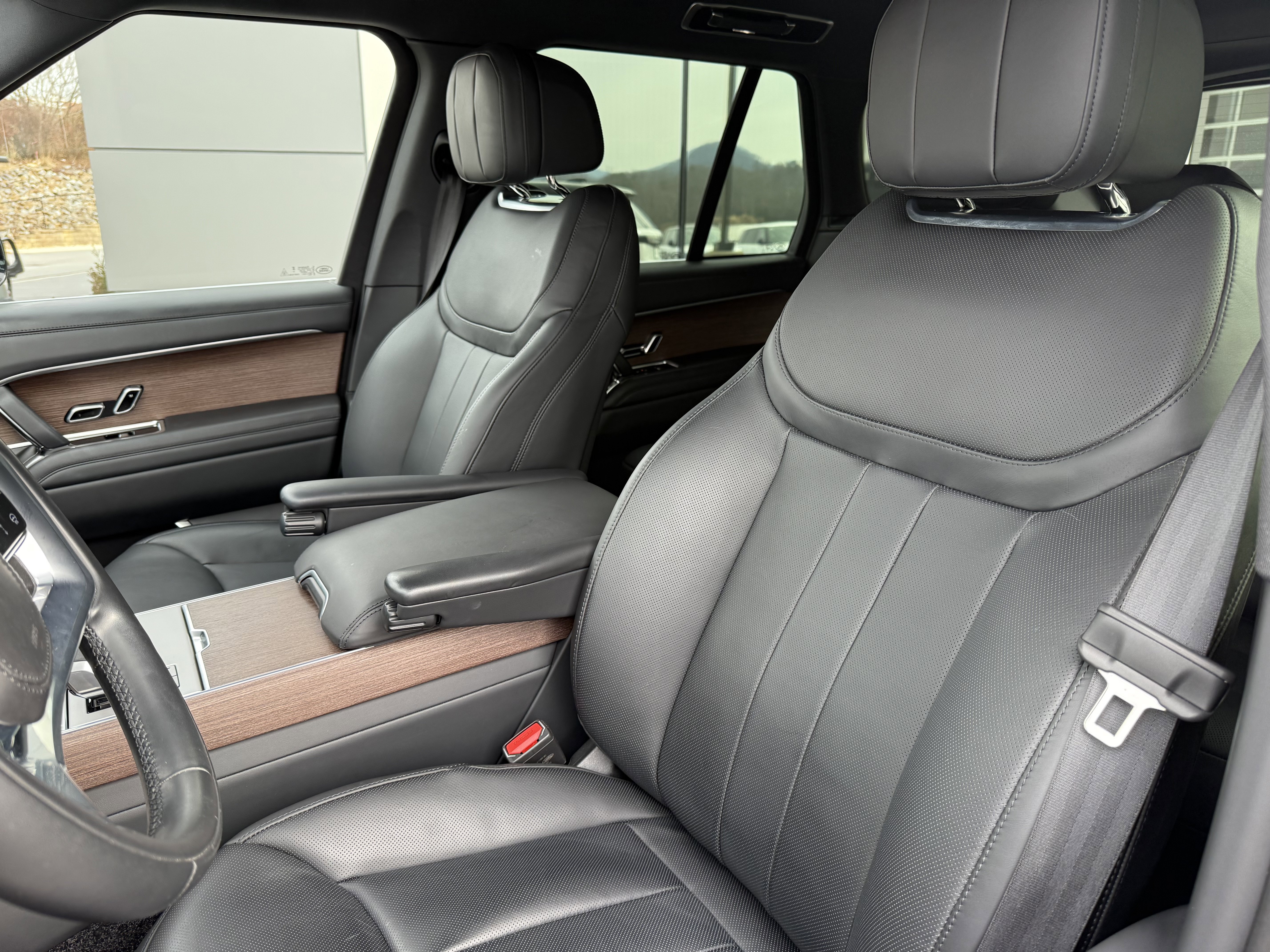 Certified 2025 Land Rover Range Rover SE image 21