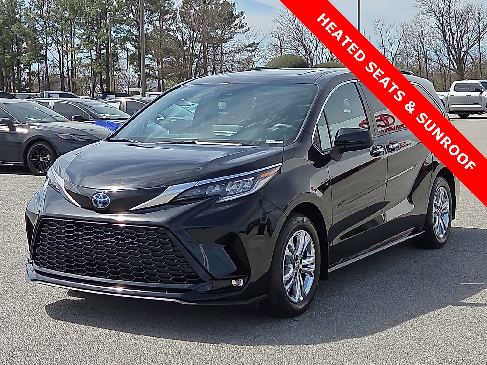 Used 2023 Toyota Sienna XSE w/ XSE Plus Package image 2