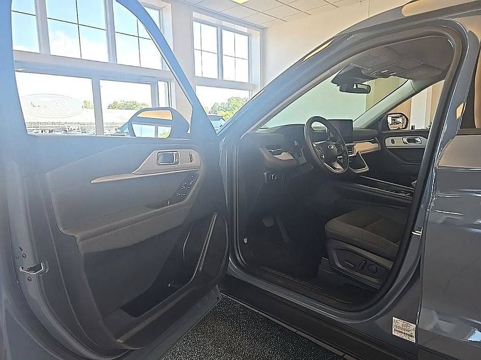 Used 2025 Ford Explorer Active AWD/4WD image 12