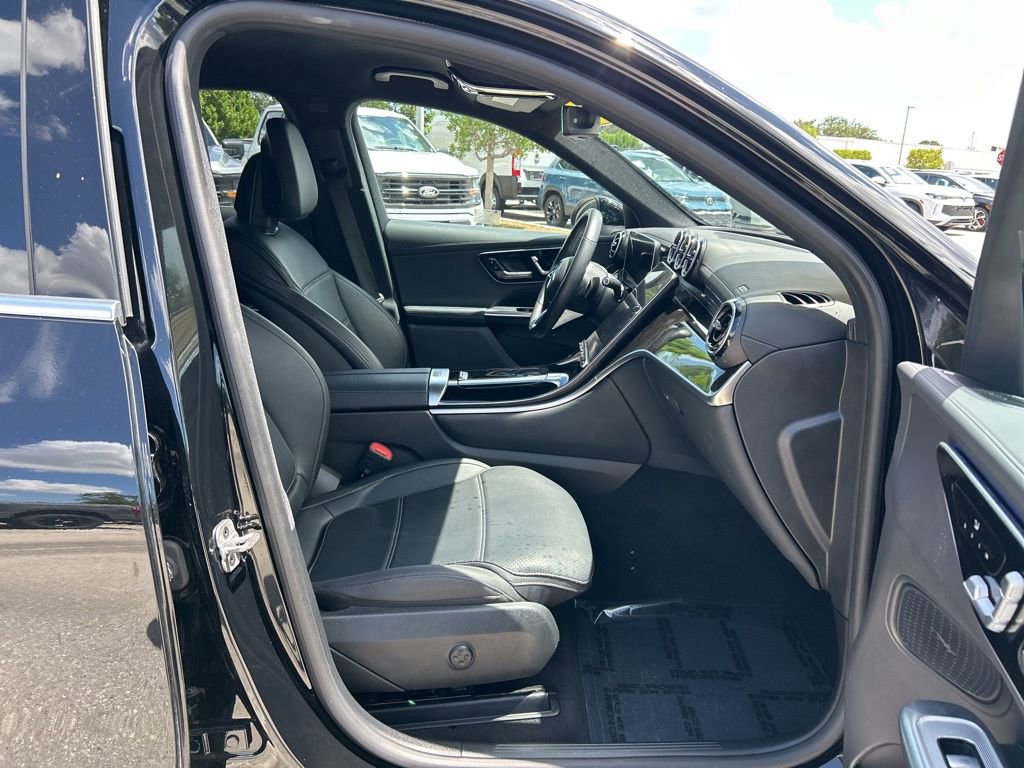 Used 2024 Mercedes-Benz GLC 300 4MATIC image 32