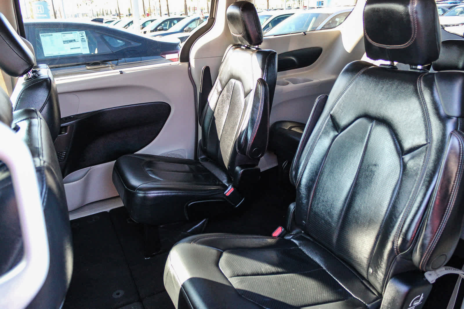 Used 2018 Chrysler Pacifica Touring-L image 18