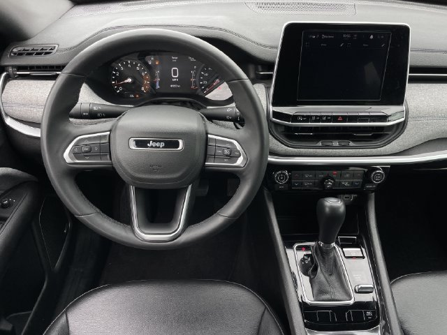 Used 2025 Jeep Compass Latitude w/ Sun & Sound Group AWD/4WD image 12