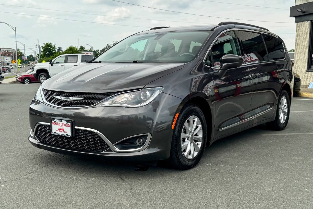 Used 2017 Chrysler Pacifica Touring-L FWD image 7