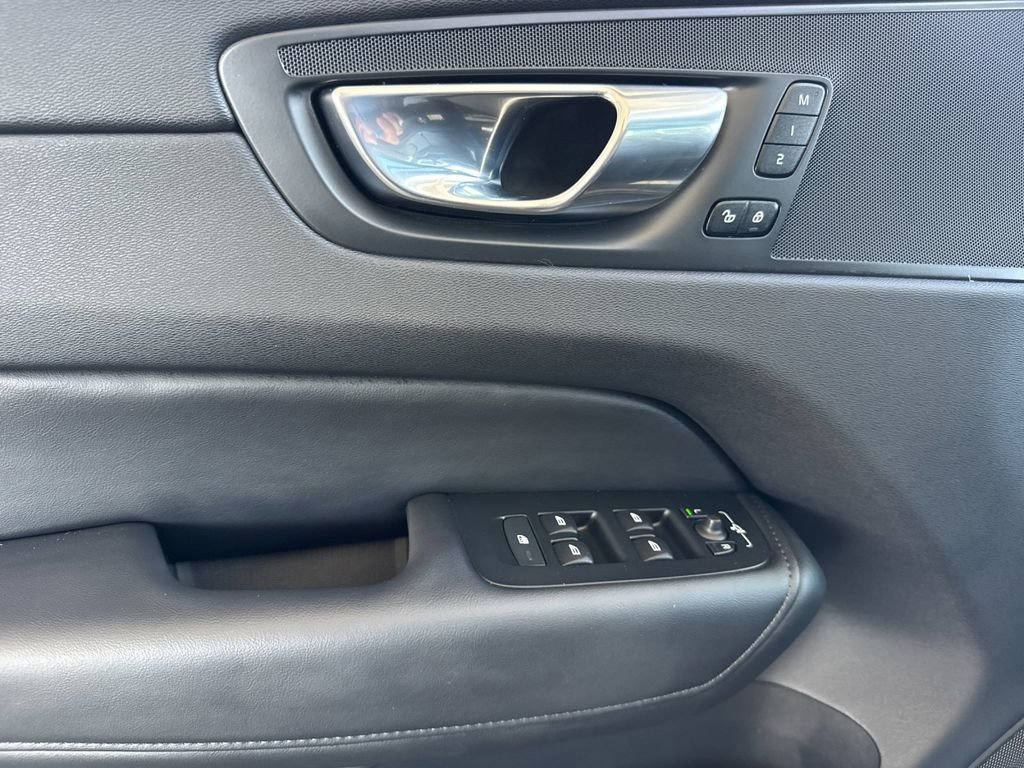 Certified 2025 Volvo XC60 B5 Core AWD/4WD image 10