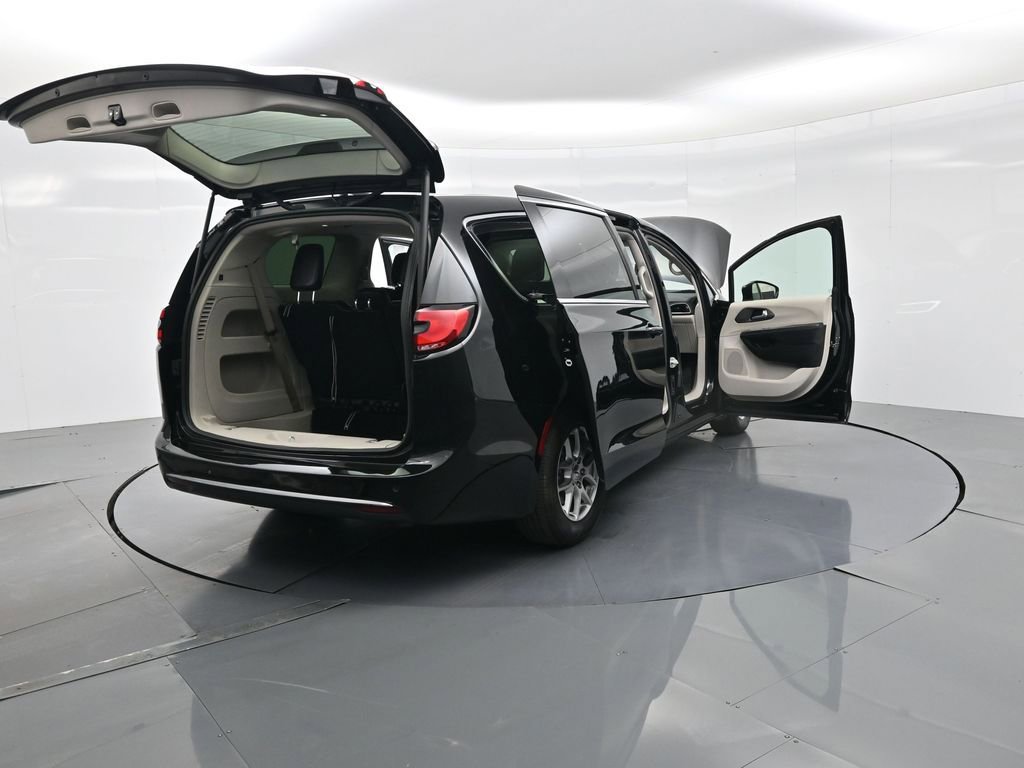 Used 2024 Chrysler Pacifica Touring-L image 39
