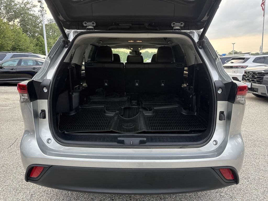 Used 2022 Toyota Highlander XLE AWD/4WD image 21