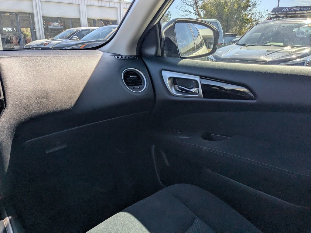 Used 2016 Nissan Pathfinder SV image 14