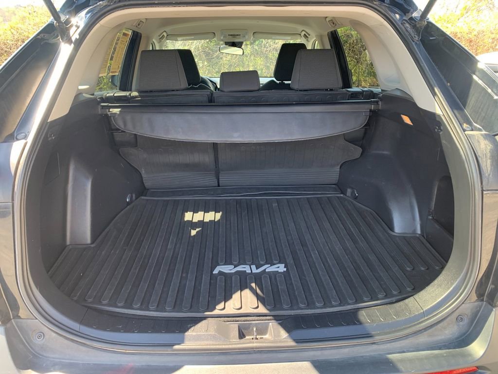 Used 2021 Toyota RAV4 LE image 18