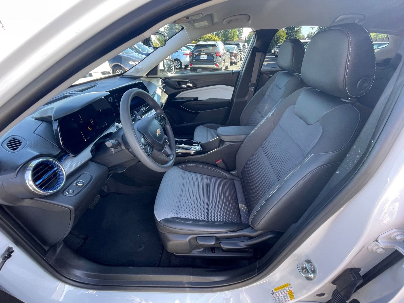 Used 2025 Chevrolet Trax LT image 25