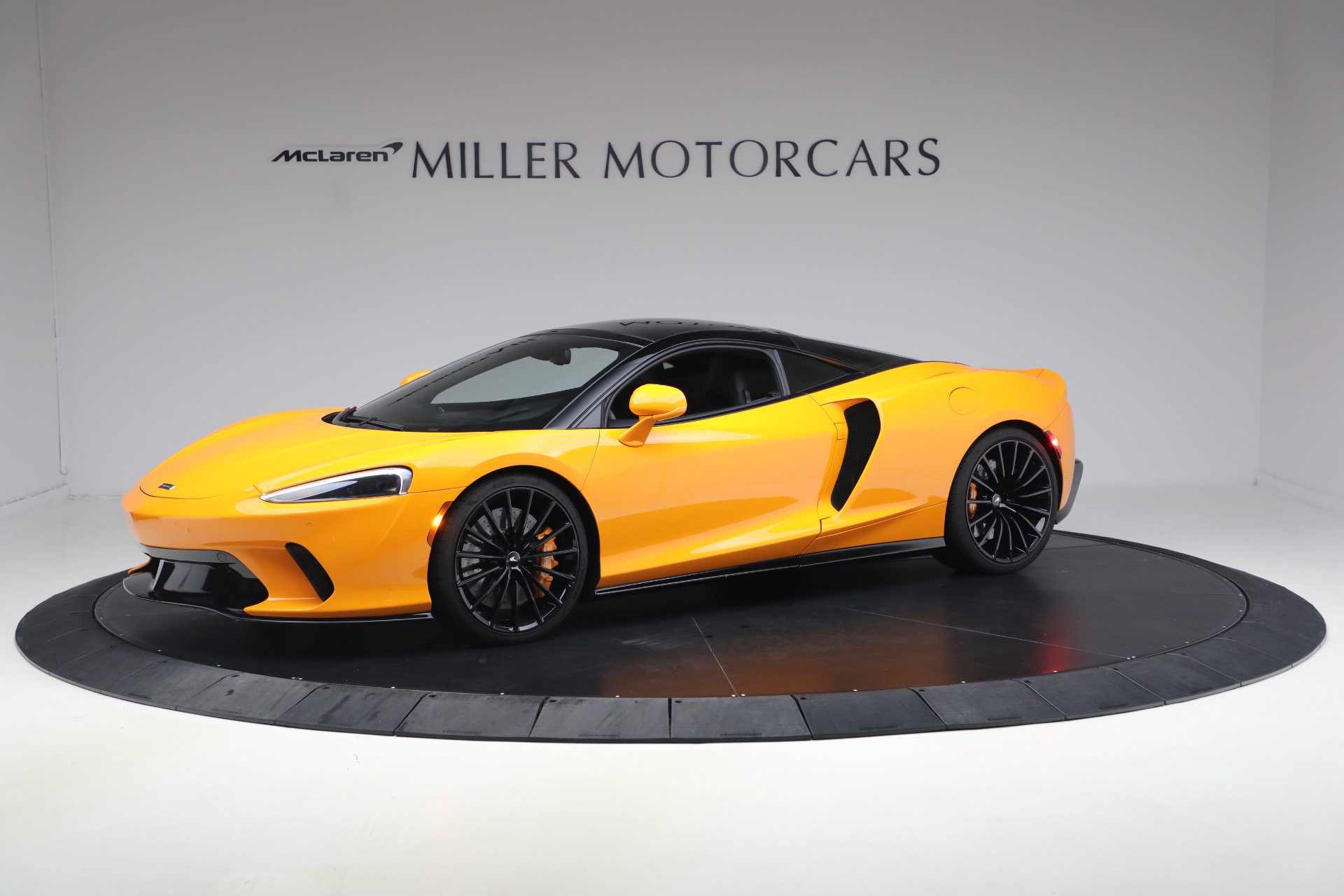 Used 2023 McLaren GT RWD image 2
