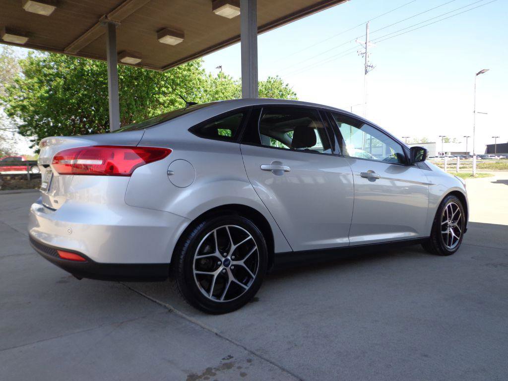 Used 2018 Ford Focus SEL w/ Cold Weather Package FWD image 4