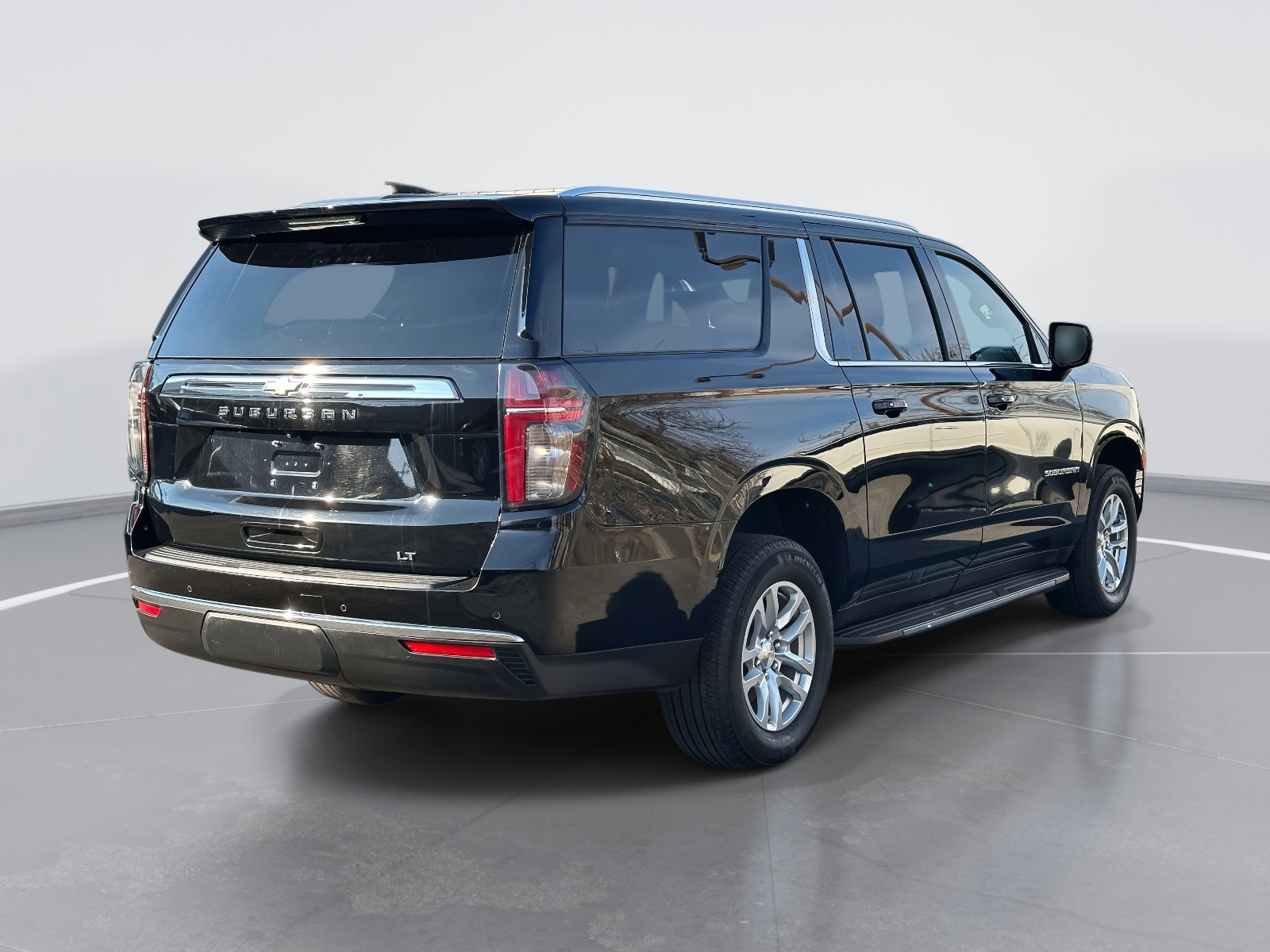 Used 2024 Chevrolet Suburban LT image 5
