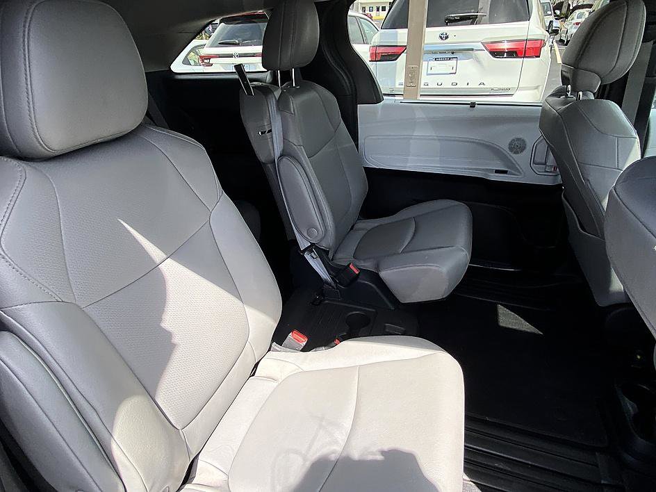 Certified 2025 Toyota Sienna XLE FWD image 18