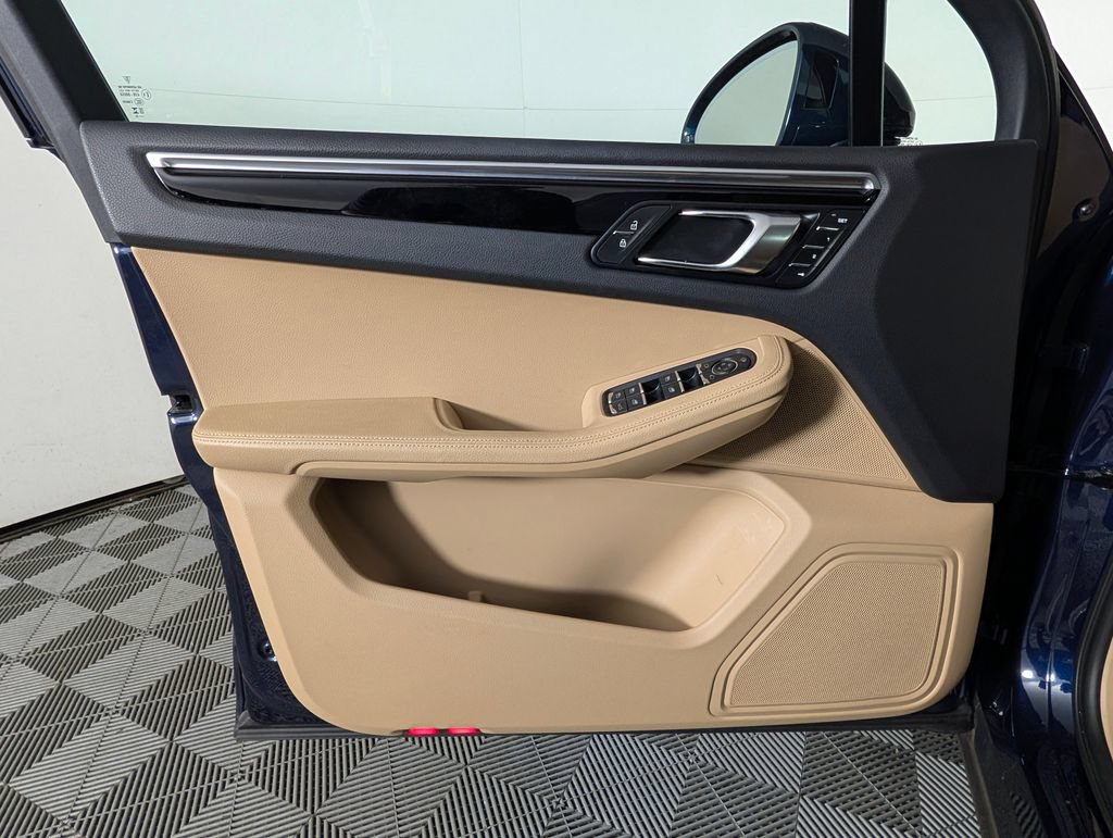 Certified 2023 Porsche Macan AWD/4WD image 25