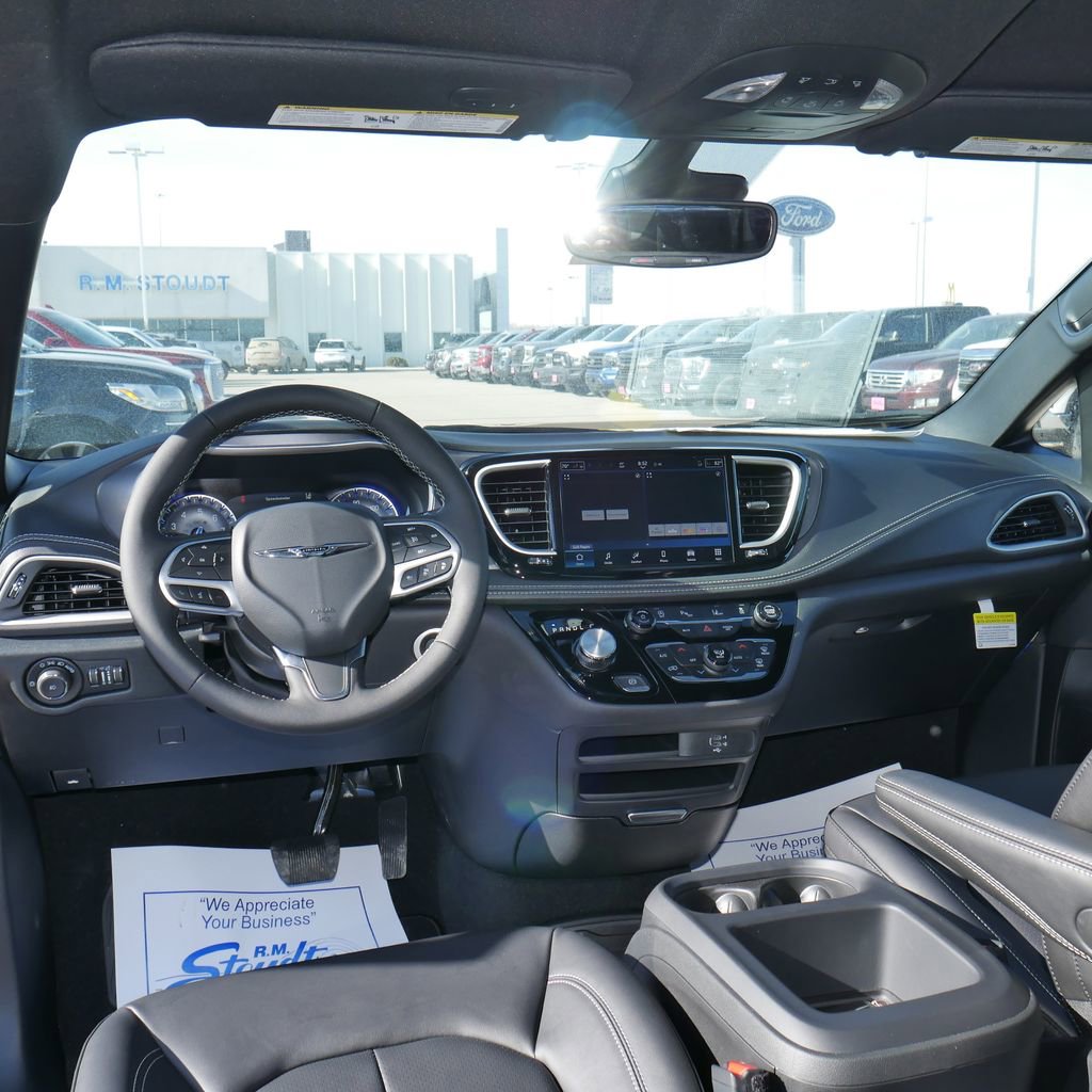 New 2026 Chrysler Pacifica Select image 2