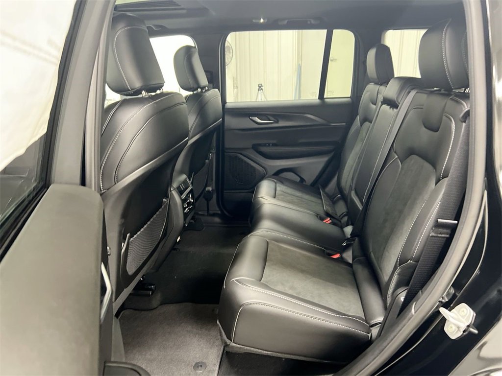 New 2025 Jeep Grand Cherokee Altitude image 23
