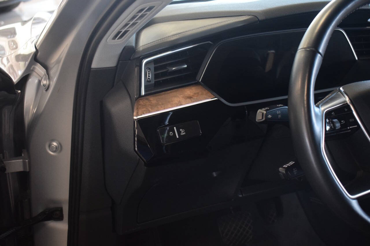 Used 2019 Audi e-tron Prestige w/ Prestige Package AWD/4WD image 45