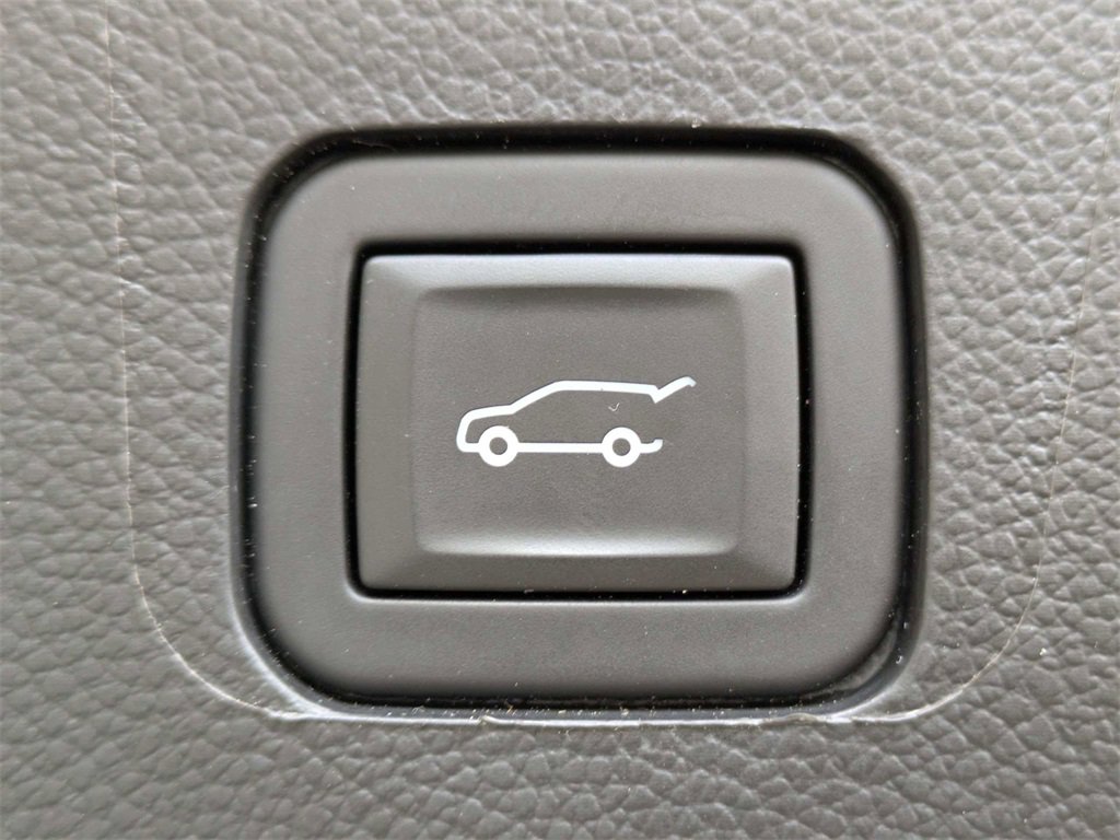 Used 2023 Chevrolet Traverse LT image 14