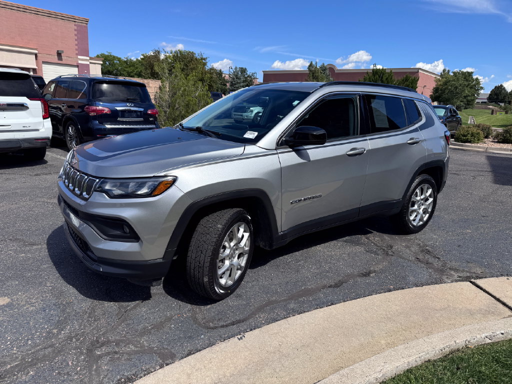 Used 2022 Jeep Compass Latitude w/ Mopar Graphics Package AWD/4WD image 4