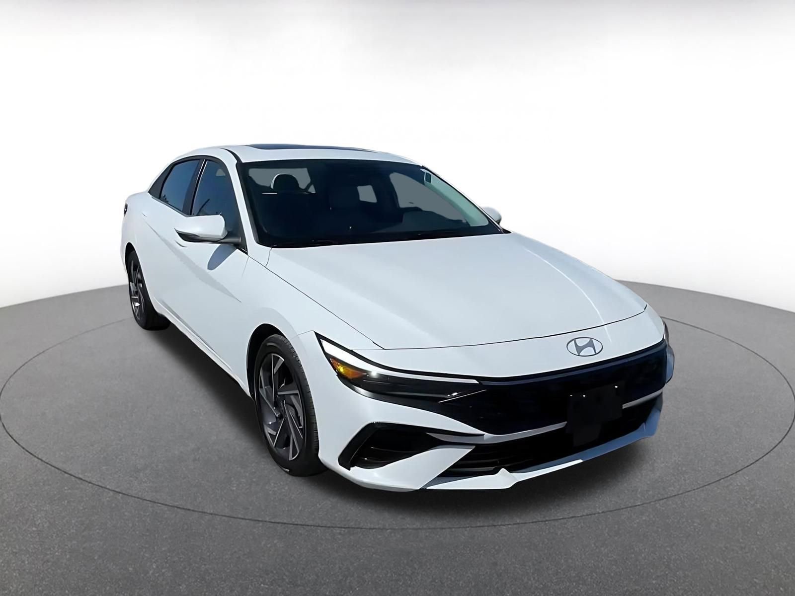 Used 2025 Hyundai Elantra Limited FWD image 3