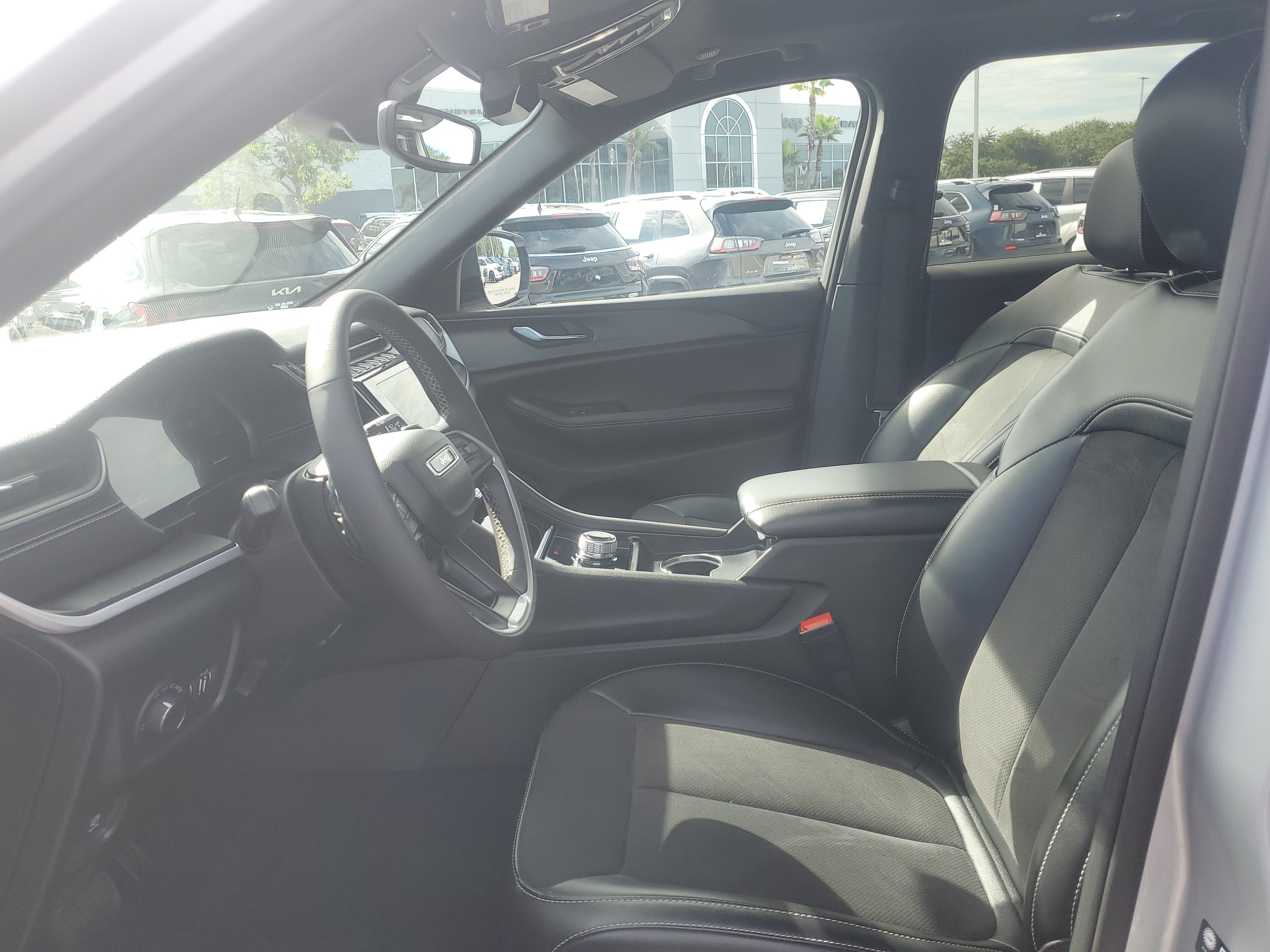 Used 2024 Jeep Grand Cherokee Altitude RWD image 12
