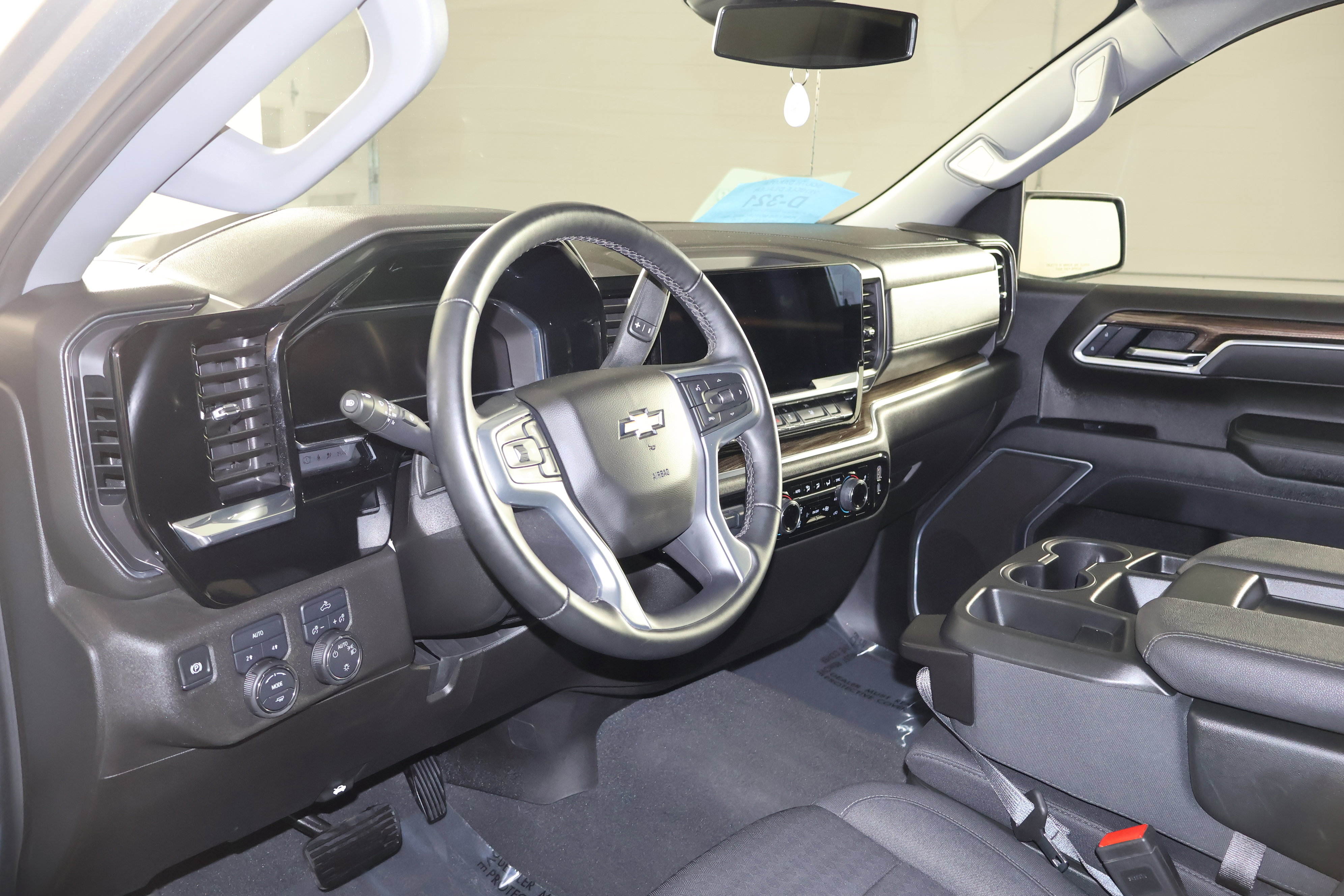 Used 2025 Chevrolet Silverado 1500 LT image 2