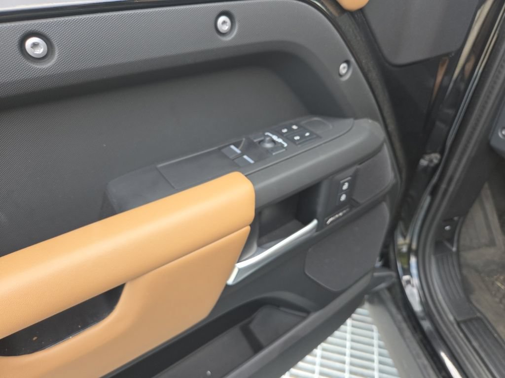 Used 2025 Land Rover Defender 90 S AWD/4WD image 9