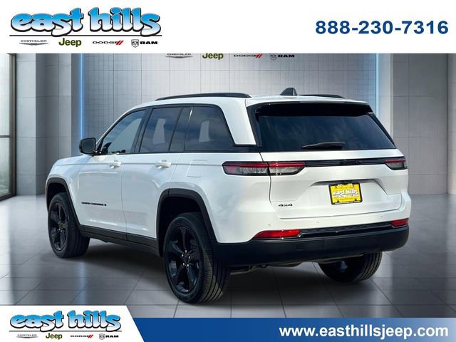 Used 2025 Jeep Grand Cherokee Altitude AWD/4WD image 5