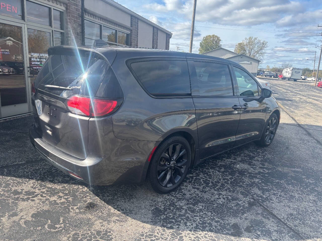 Used 2019 Chrysler Pacifica Touring Plus w/ S Appearance Package image 3