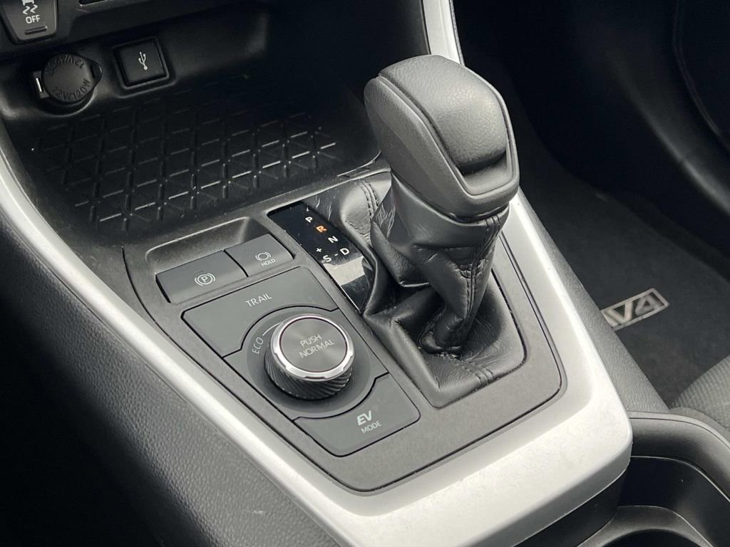 Used 2021 Toyota RAV4 XLE w/ Convenience Package image 28