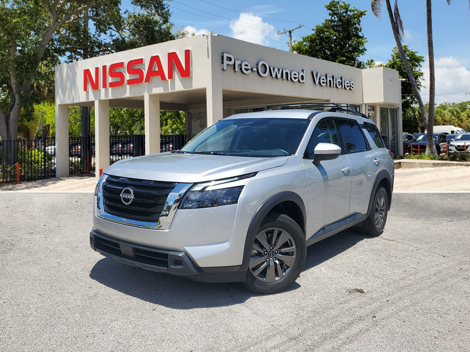 Used 2024 Nissan Pathfinder SV image 1