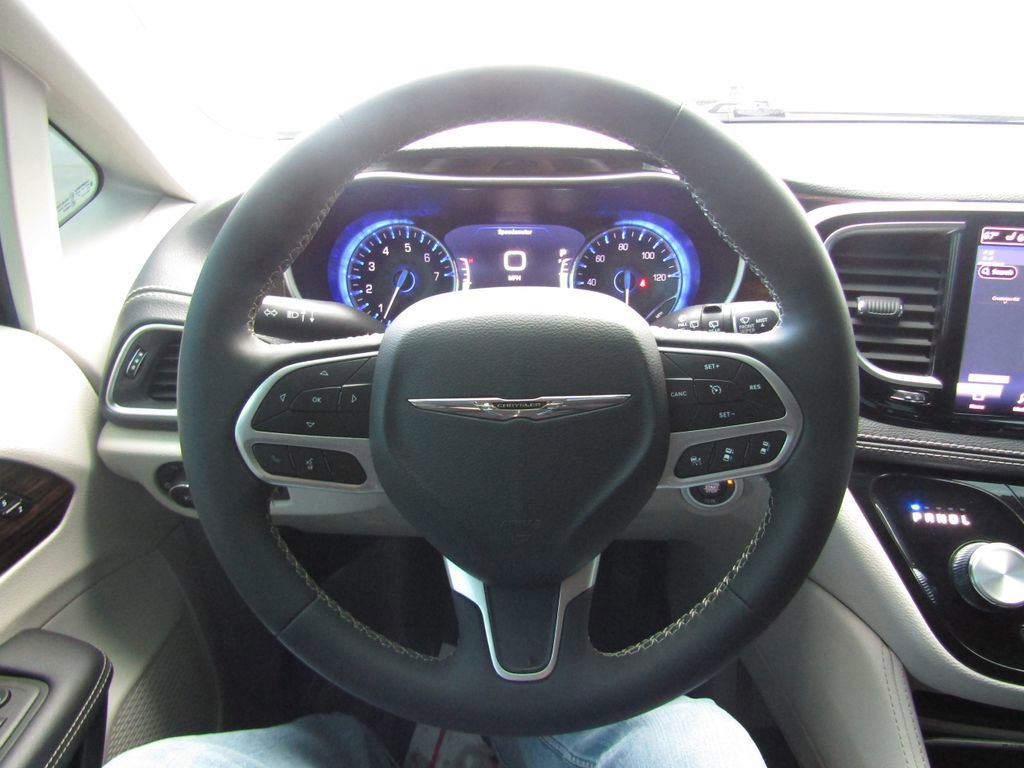 Used 2023 Chrysler Pacifica Limited AWD/4WD image 27
