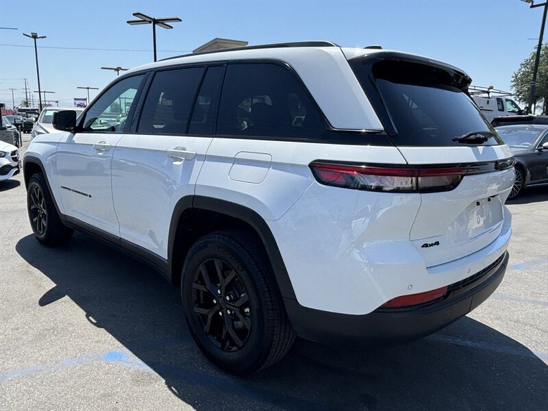 Used 2024 Jeep Grand Cherokee Altitude AWD/4WD image 3