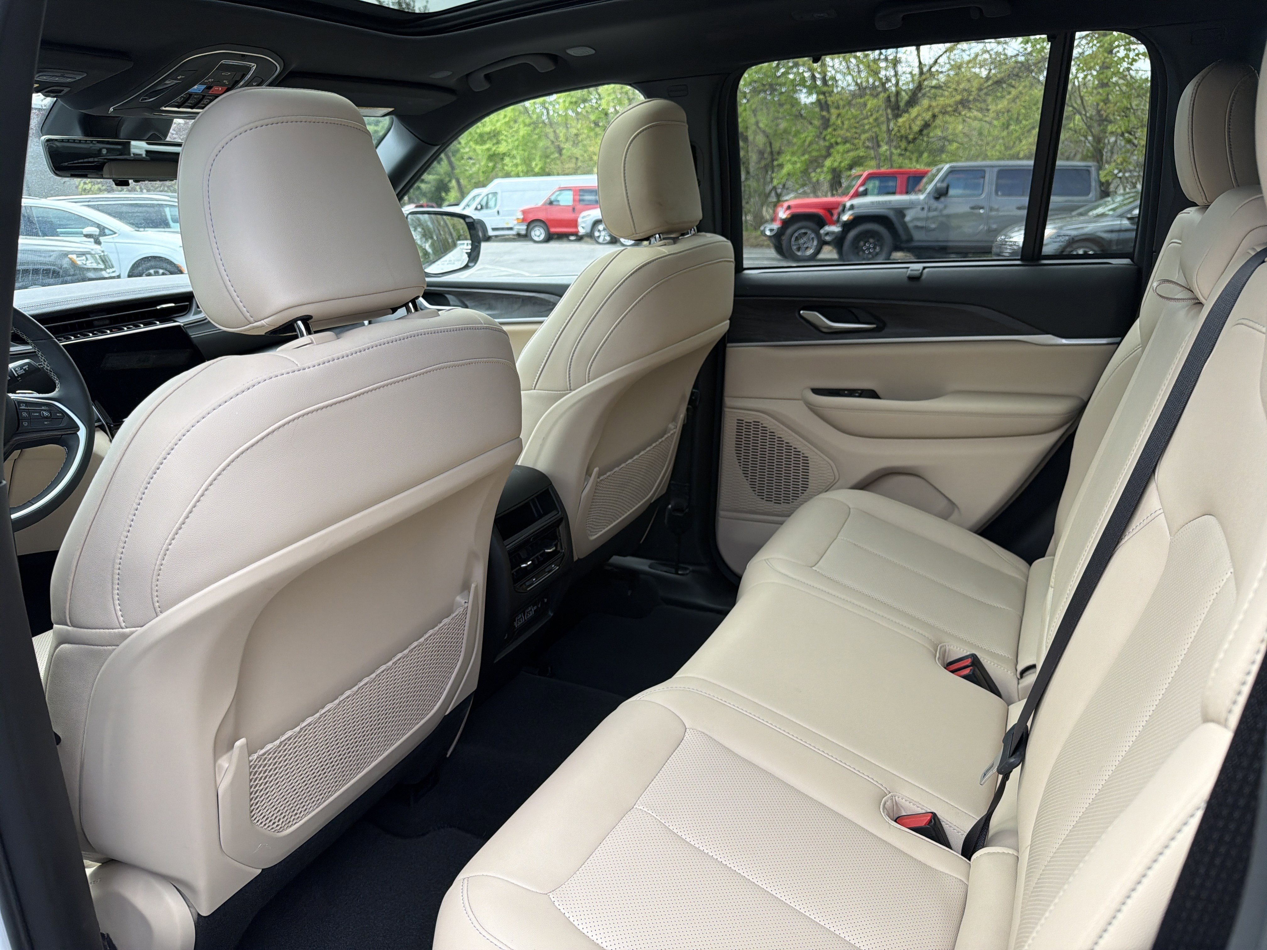 Certified 2023 Jeep Grand Cherokee Limited w/ Luxury Tech Group II image 12
