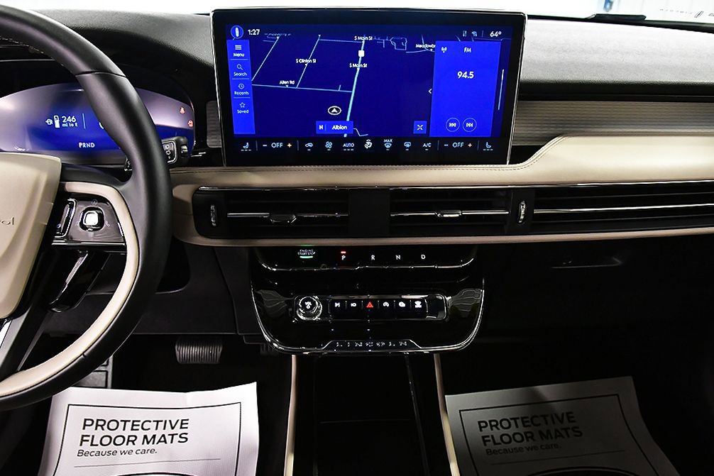 Used 2025 Lincoln Corsair AWD image 24