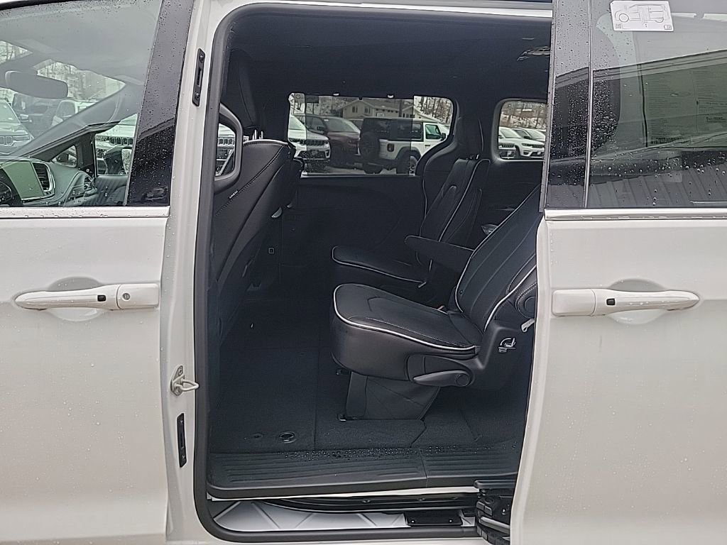 New 2026 Chrysler Pacifica Limited w/ Uconnect Theater Family Group image 7