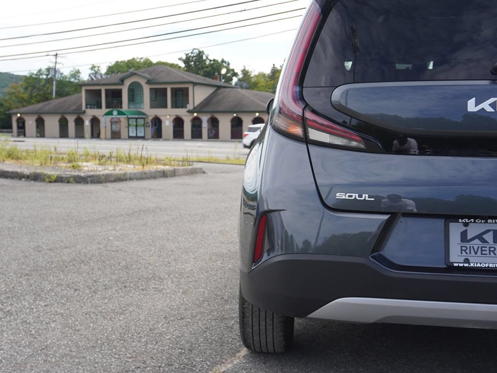 Used 2025 Kia Soul LX w/ LX Technology Package FWD image 10