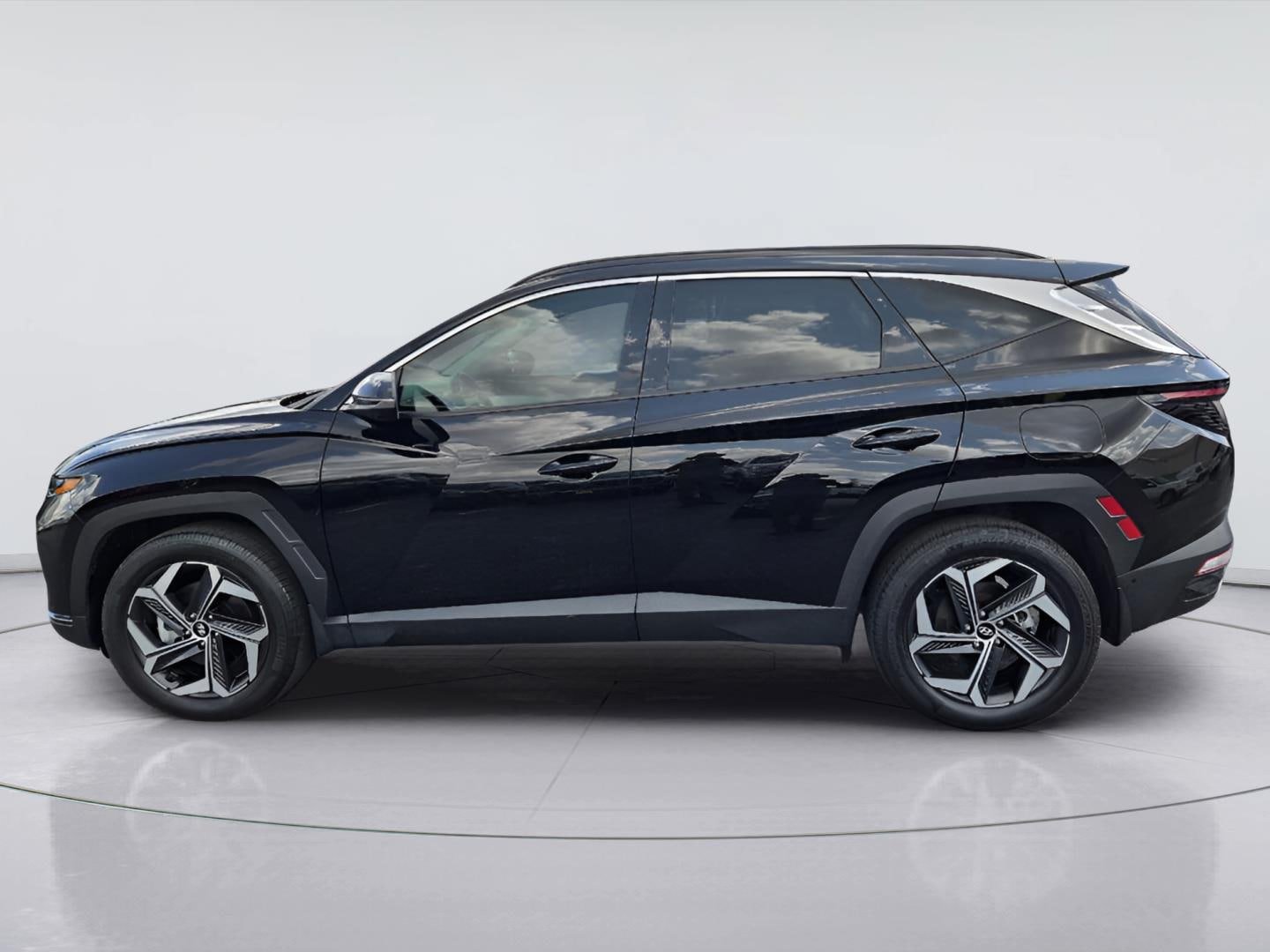 Used 2023 Hyundai Tucson Limited w/ Cargo Package AWD/4WD image 3