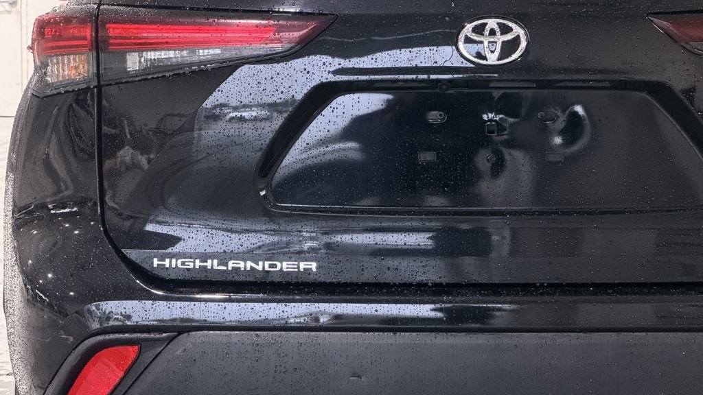 Used 2024 Toyota Highlander LE FWD image 9