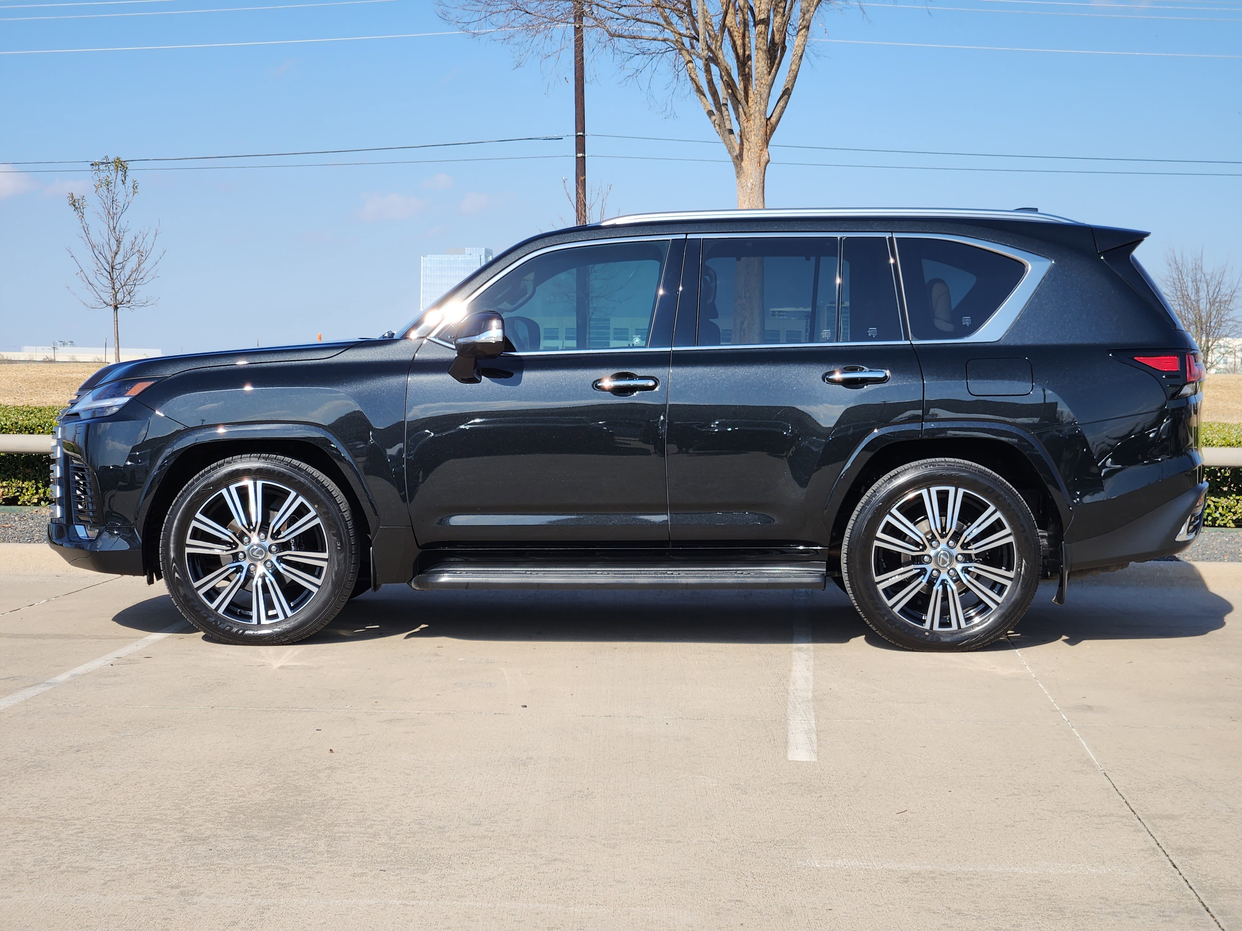 Used 2025 Lexus LX 600 4WD w/ Luxury Package image 3