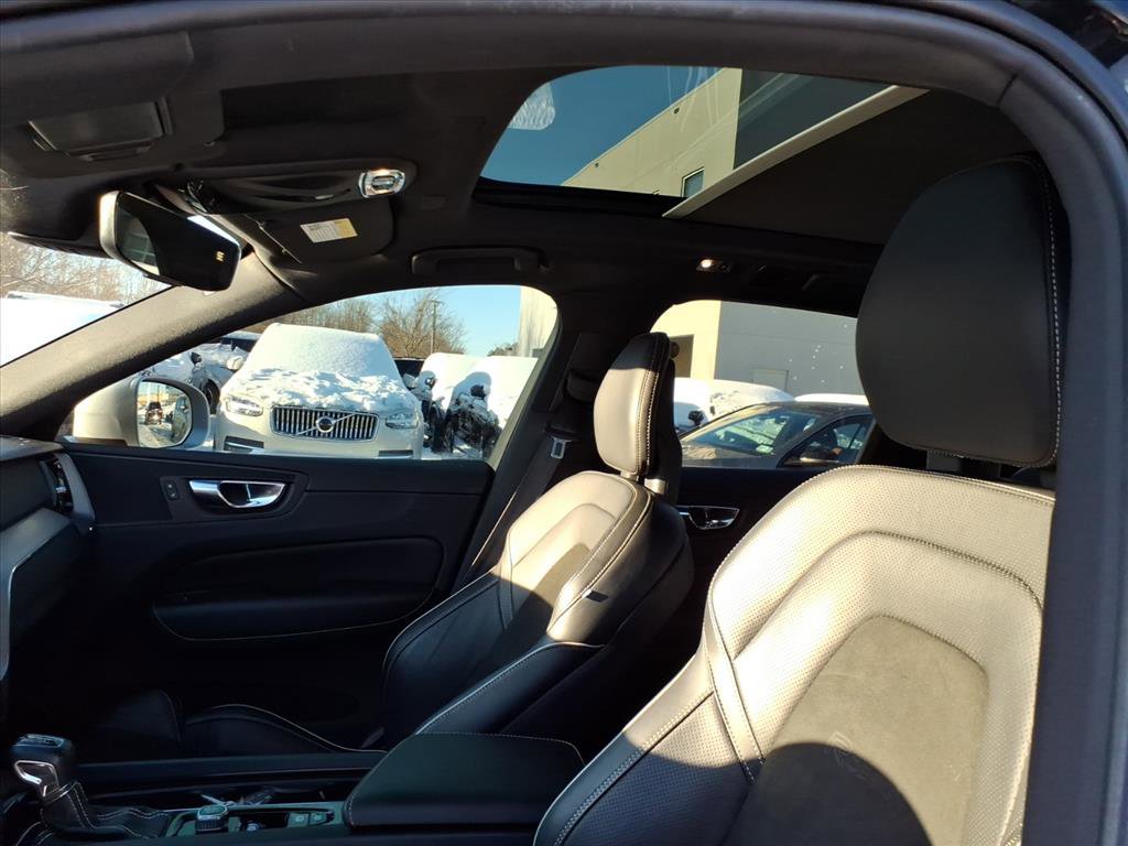 Used 2018 Volvo XC60 T5 R-Design w/ Convenience Package image 10