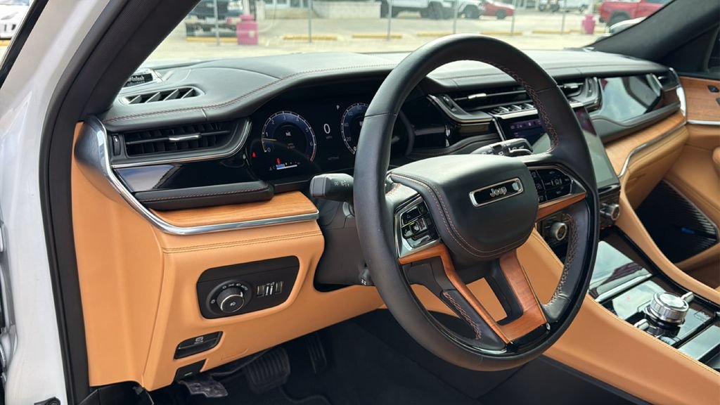 Used 2025 Jeep Grand Cherokee L Summit AWD/4WD image 17