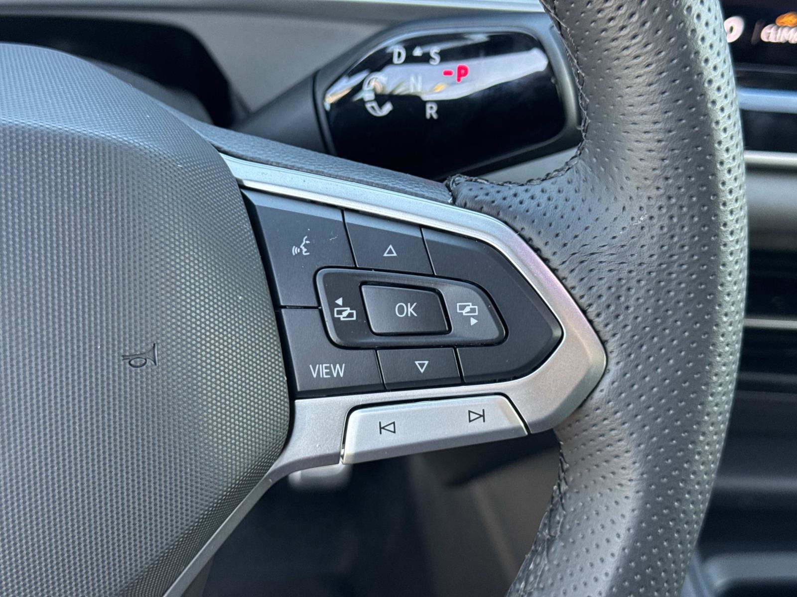 Used 2025 Volkswagen Tiguan SE R-Line image 12